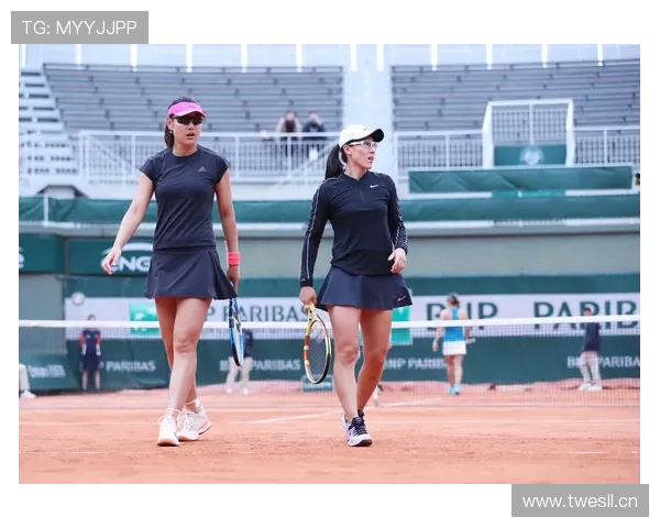 郑赛赛今天穿得比球场还炫，简直明星出街现场翻车现场？