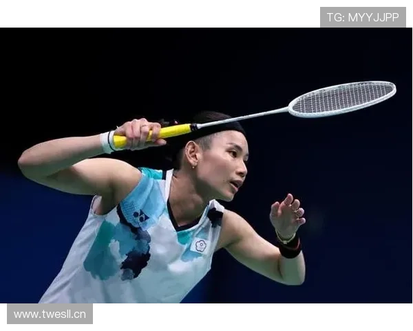 戴资颖赛场一副冷静样，下了场机场直接走秀风，我在心里默算她鞋包价