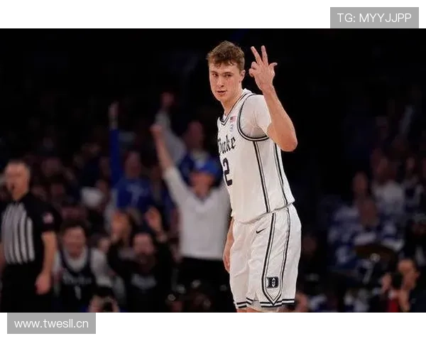 库珀·弗拉格无球跑动提升三分效率 拉开球队外线火力差距