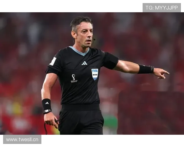 裁判举手示意间接任意球，到底代表什么意思？